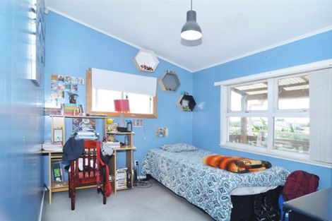 Photo of property in 2a Bamboo Grove, Kelston, Auckland, 0602