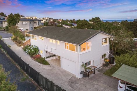 Photo of property in 5 Chevron Place, Castor Bay, Auckland, 0620