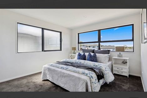 Photo of property in 12 Woodhouse Place, West Harbour, Auckland, 0618
