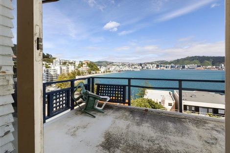 Photo of property in 304 Oriental Parade, Oriental Bay, Wellington, 6011
