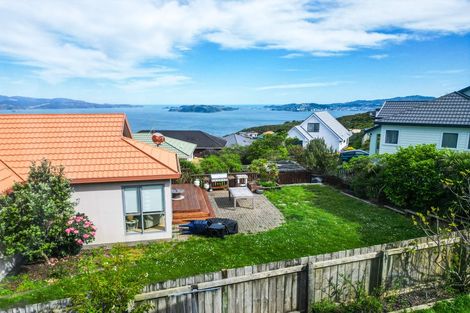 Photo of property in 75a Dress Circle, Newlands, Wellington, 6037