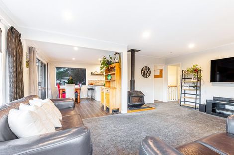 Photo of property in 19 Grassmere Road, Henderson Valley, Auckland, 0612