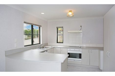 Photo of property in 2/7 Ribbonwood Crescent, Goodwood Heights, Auckland, 2105