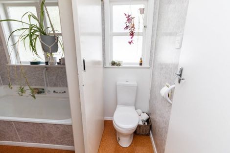 Photo of property in 33 Pinehaven Road, Pinehaven, Upper Hutt, 5019