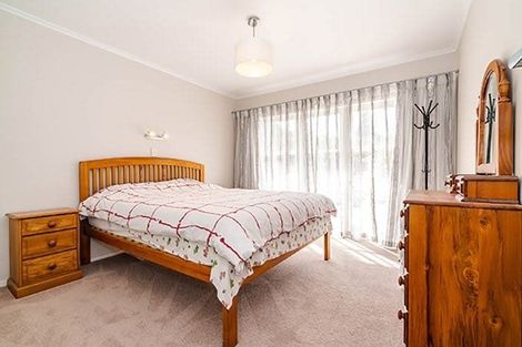 Photo of property in 54 Ravenwood Drive, Forrest Hill, Auckland, 0620
