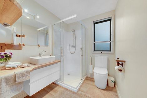 Photo of property in 2 Karaka Road, Kawakawa Bay, Papakura, 2585