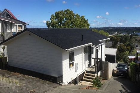 Photo of property in 1/122 Sunset Road, Unsworth Heights, Auckland, 0632