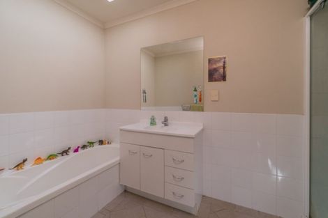 Photo of property in 29 Verdale Circle, Glen Eden, Auckland, 0602