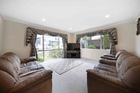 Photo of property in 9 Seresin Crescent, Flat Bush, Auckland, 2016