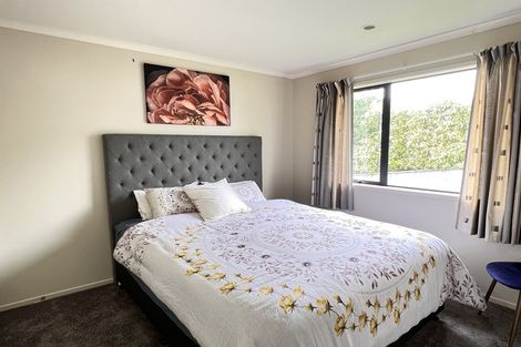 Photo of property in 25 Mcewen Crescent, Riverstone Terraces, Upper Hutt, 5018