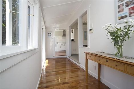 Photo of property in 2/4 Cleve Road, Green Bay, Auckland, 0604