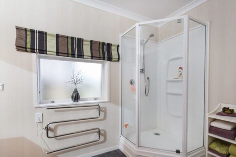 Photo of property in 2 Colwill Road, Massey, Auckland, 0614