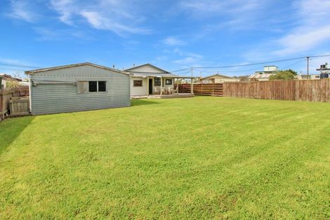 Photo of property in 2 Huia Street, Foxton Beach, Foxton, 4815