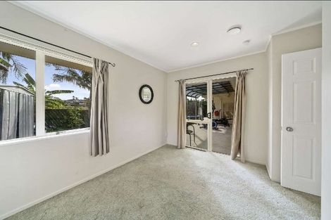 Photo of property in 12 De Havilland Drive, Goodwood Heights, Auckland, 2105