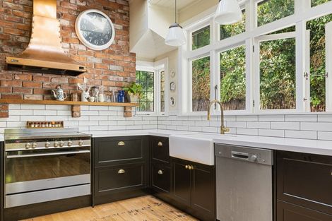 Photo of property in 353 Devon Street West, Lynmouth, New Plymouth, 4310