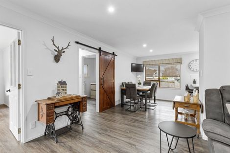 Photo of property in 32 Haast Place, Awapuni, Palmerston North, 4412