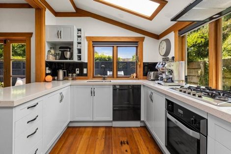 Photo of property in 6 Harvey Road, Bluff Hill, Napier, 4110