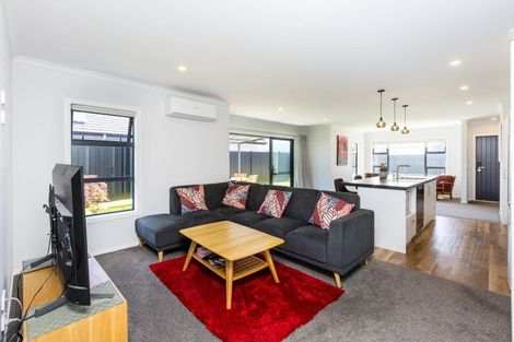 Photo of property in 16 Whitten Way, Wallaceville, Upper Hutt, 5018