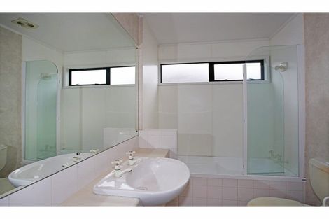 Photo of property in 2/7 Ribbonwood Crescent, Goodwood Heights, Auckland, 2105