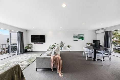 Photo of property in 2/143a Wiseley Road, West Harbour, Auckland, 0618