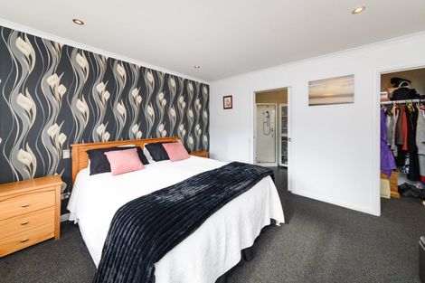 Photo of property in 3 D'urville Place, Kelvin Grove, Palmerston North, 4414