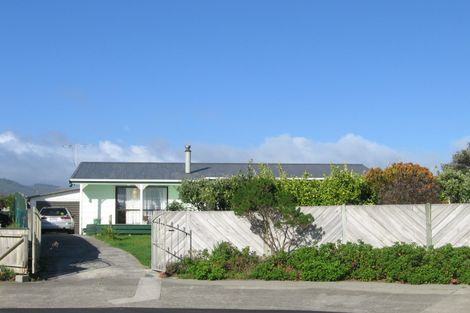 Photo of property in 16 Tobys Way, Waikanae Beach, Waikanae, 5036