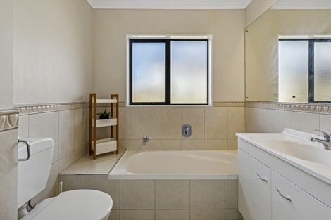 Photo of property in 20 Villino Place, Randwick Park, Auckland, 2105