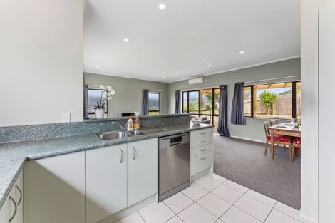 Photo of property in 29 James Nairn Grove, Riverstone Terraces, Upper Hutt, 5018