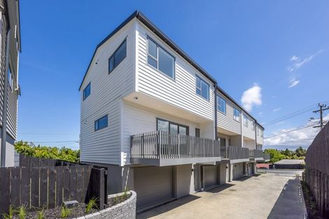 Photo of property in 3/94 Target Road, Totara Vale, Auckland, 0629