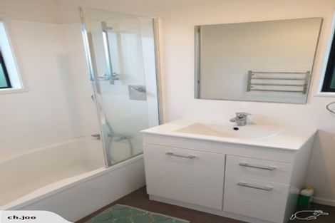 Photo of property in 3 Cassandra Grove, Totara Vale, Auckland, 0629