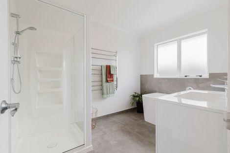 Photo of property in 4 Lourie Way, Fitzherbert, Palmerston North, 4410