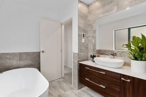 Photo of property in 2/68 Heathcote Road, Castor Bay, Auckland, 0620