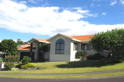 Photo of property in 4 Azure Grove, Unsworth Heights, Auckland, 0632