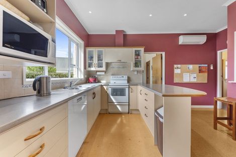 Photo of property in 11 Hughes Avenue, Hokowhitu, Palmerston North, 4410