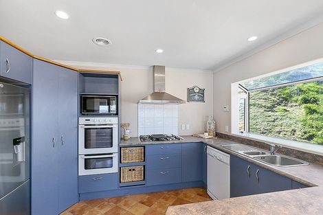 Photo of property in 5 Tamworth Crescent, Newlands, Wellington, 6037