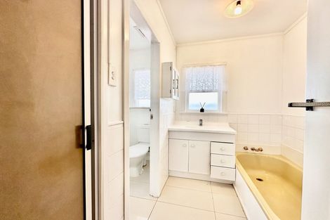 Photo of property in 19 Fairlea Road, Te Atatu South, Auckland, 0610