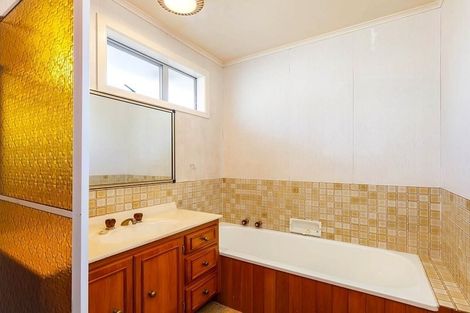 Photo of property in 235 Edmonton Road, Te Atatu South, Auckland, 0610