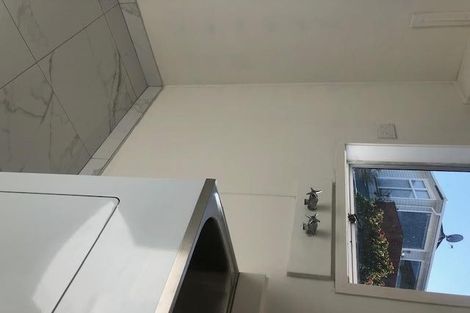 Photo of property in 1/84 Greenslade Crescent, Northcote, Auckland, 0627