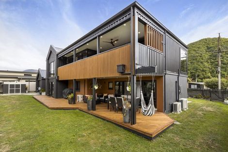 Photo of property in 15 Beach Road, Waikawa, Picton, 7220