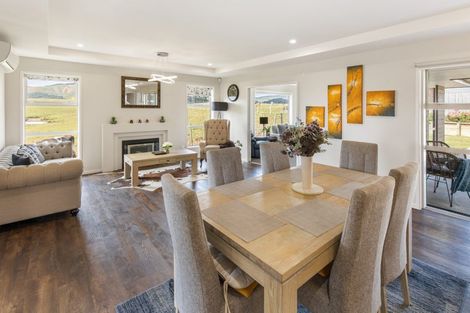 Photo of property in 206 Pacific Drive, Fitzherbert, Palmerston North, 4410