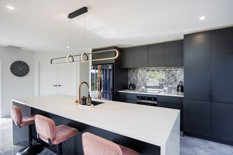 Photo of property in 37 Vaucluse Heights, Fitzherbert, Palmerston North, 4410
