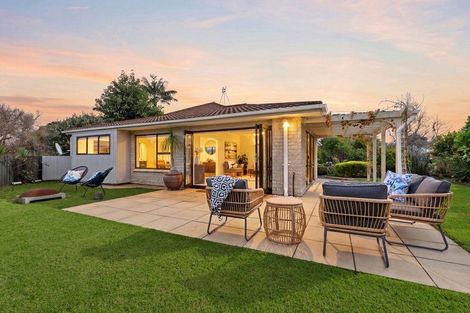 Photo of property in 2 Edgewater Grove, Orewa, 0931