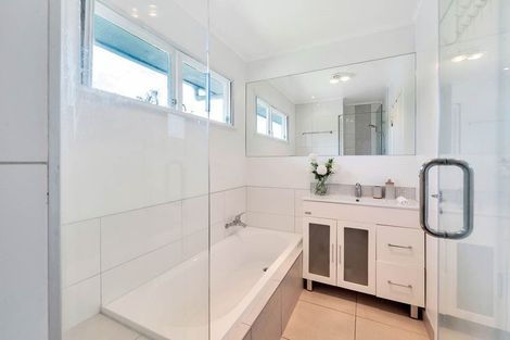 Photo of property in 2/6 Ngatoa Place, Glenfield, Auckland, 0629