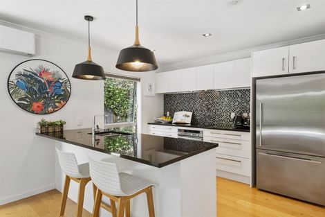 Photo of property in 7a Varlene Terrace, Forrest Hill, Auckland, 0620