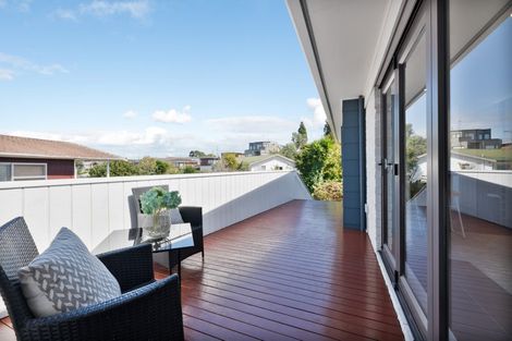 Photo of property in 2/27 Knightsbridge Drive, Forrest Hill, Auckland, 0620