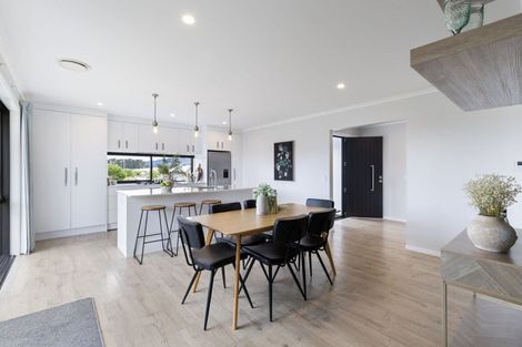 Photo of property in 202 Pacific Drive, Fitzherbert, Palmerston North, 4410