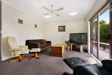 Photo of property in 84 Unsworth Drive, Unsworth Heights, Auckland, 0632