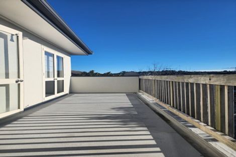 Photo of property in 2/51 Fields Parade, Oteha, Auckland, 0632