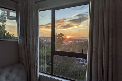 Photo of property in 2/74 Ayton Drive, Totara Vale, Auckland, 0629