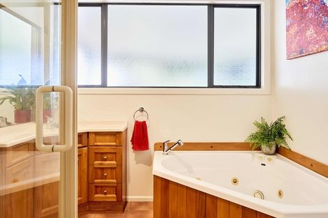 Photo of property in 1153 Paekakariki Hill Road, Paekakariki Hill, Porirua, 5381